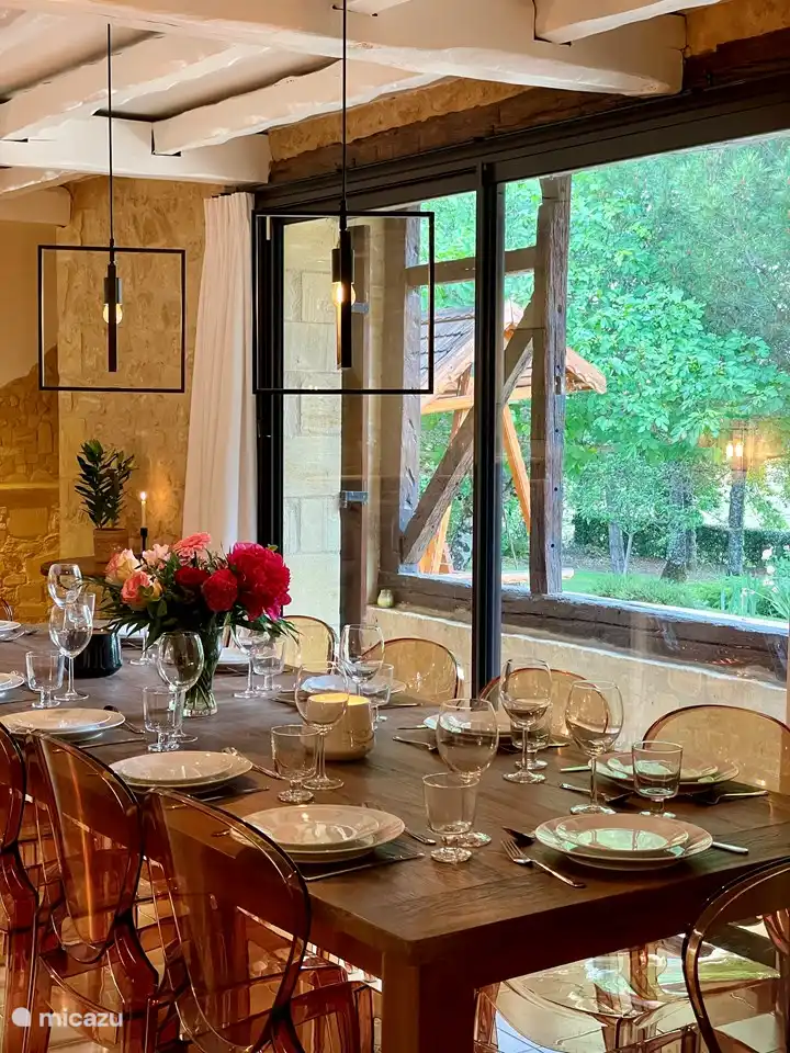 Blick vom Wohnzimmer zum Vorgarten. Im Vorgarten steht ein Schaukelstuhl, wo Sie morgens eine Tasse Kaffee genießen können.