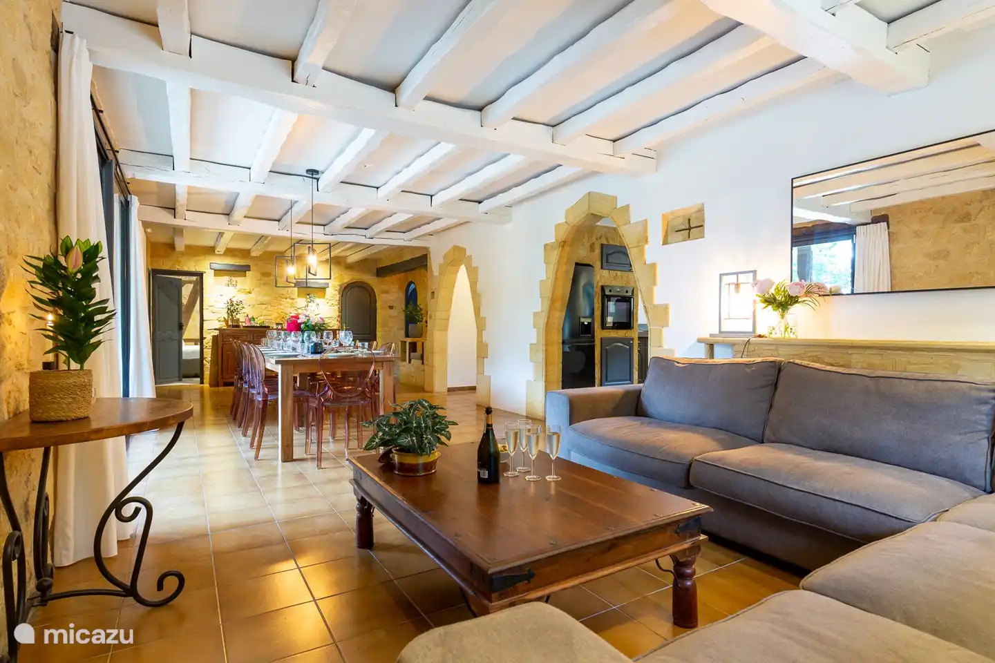 Wohnzimmer im Erdgeschoss mit schönem Ecksofa und 4K-TV