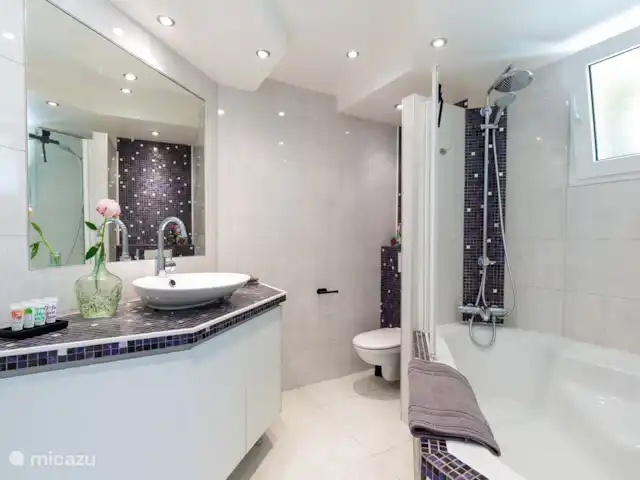 Maison de vacances de luxe avec piscine chaude | France, Dordogne, Rampieux - maison de vacances Salle de bain avec baignoire dans la chambre 3