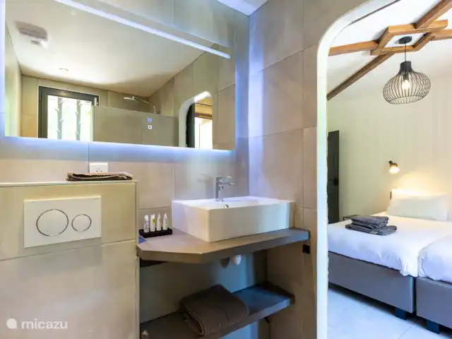 Maison de vacances de luxe avec piscine chaude | France, Dordogne, Rampieux - maison de vacances Salle de bain attenante dans la chambre 2, avec douche et WC