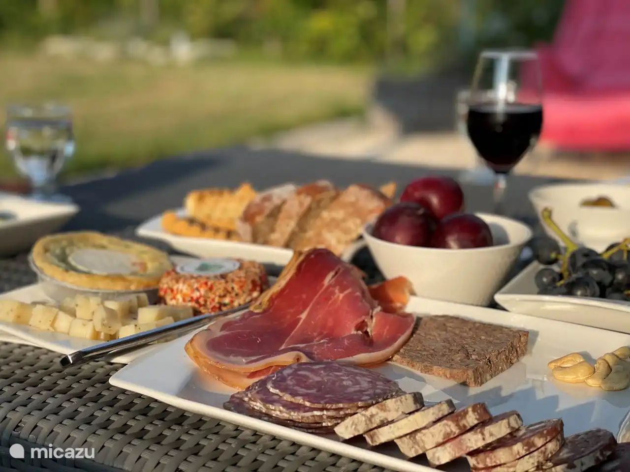 Ein Drink in der Herbstsonne