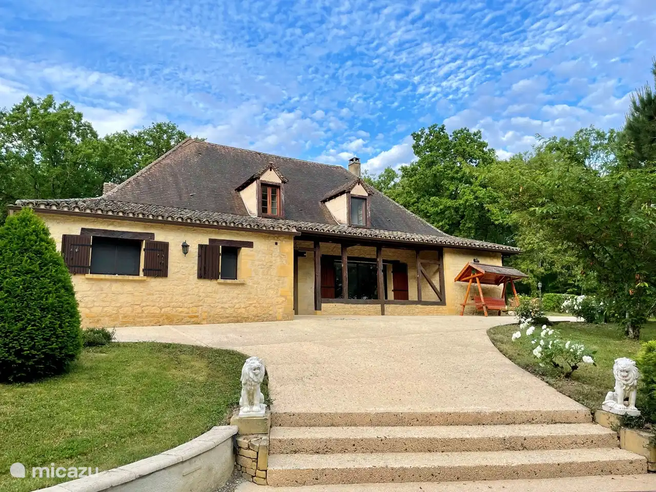 Vorderansicht mit Schaukelsitz. Von hier aus haben Sie einen Blick auf die Felder auf der anderen Straßenseite
