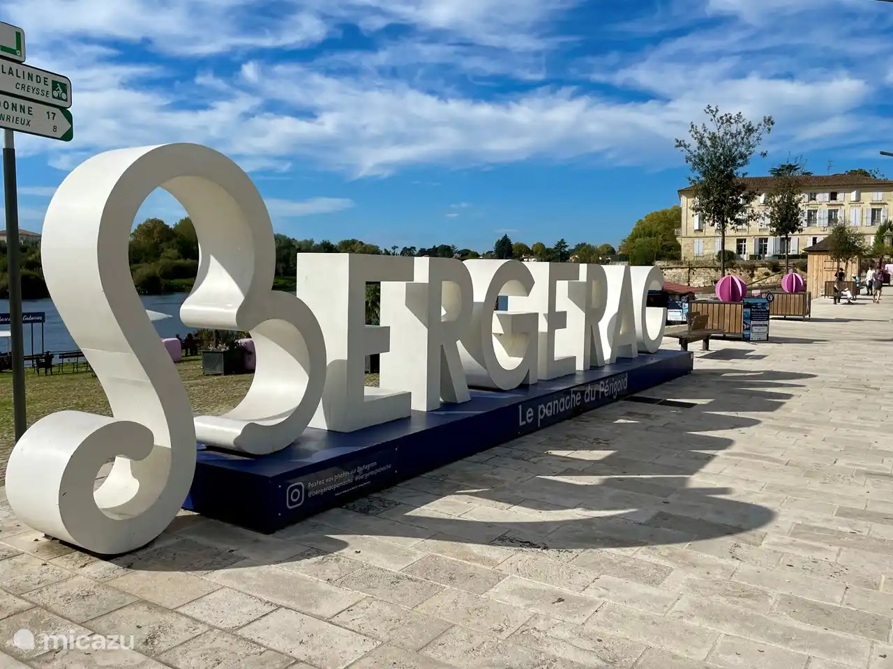 Bergerac hat ein sehr schönes Weincafé am Kai.