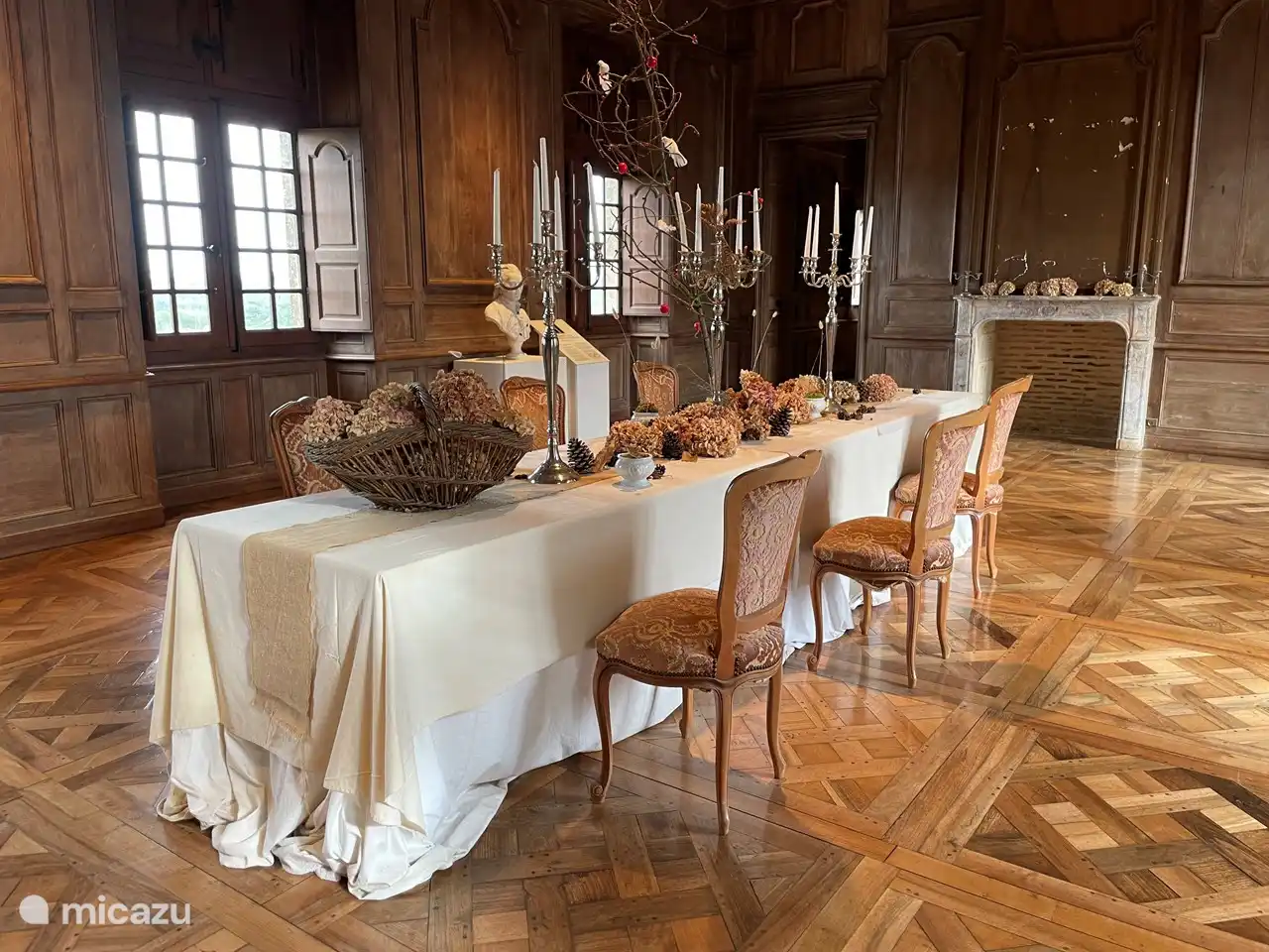 Das Château de Biron passt seine Dekoration den Jahreszeiten an und veranstaltet regelmäßig Ausstellungen.