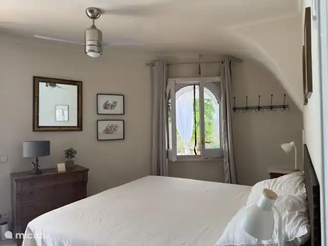 Location de Vacances Espagne, Costa Brava, Sant Pere Pescador, villa - Villa Paradis Chambre 1 avec ventilateur et climatisation. Vous avez également une vue sur la piscine et la terrasse et les fenêtres sont équipées de volets et de moustiquaires