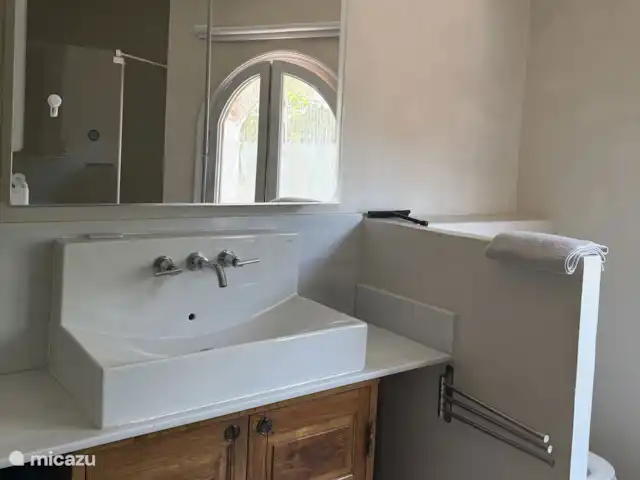 Location de Vacances Espagne, Costa Brava, Sant Pere Pescador, villa - Villa Paradis Salle de bain, grand espace de rangement et dispose d’un WC partiellement fermé derrière le mur. Portes-fenêtres avec volets, rideau moustiquaire et volet roulant. La douche dispose de deux réglages avec beaucoup de volume d’eau