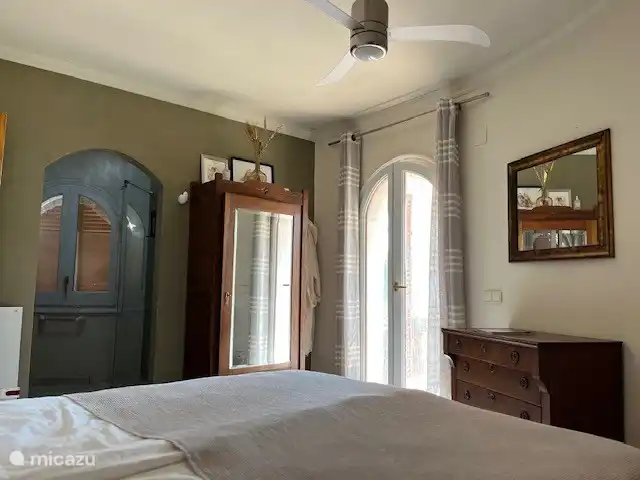 Location de Vacances Espagne, Costa Brava, Sant Pere Pescador, villa - Villa Paradis La chambre 1 dispose de rideaux, de stores duo, de volets et de moustiquaires. La chambre 1 peut être fermée de la salle de bain au moyen d’une porte de grenier. Les portes-fenêtres s’ouvrent sur le porche qui se connecte à la piscine.