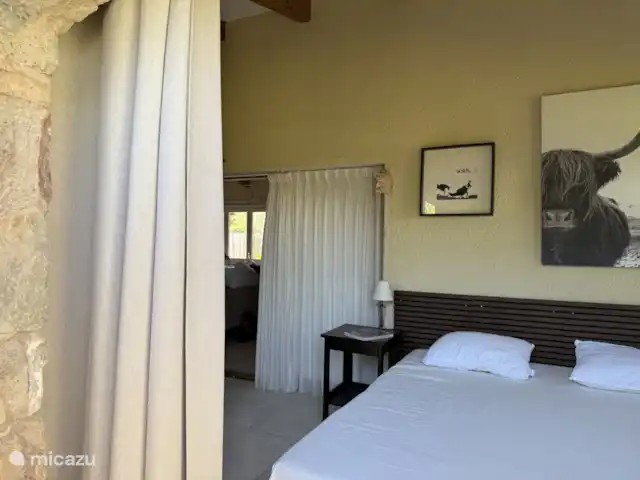 Location de Vacances Espagne, Costa Brava, Sant Pere Pescador, villa - Villa Paradis La chambre 2 se trouve au rez-de-chaussée et est accessible par des portes coulissantes (peuvent être verrouillées) depuis le salon. Équipé de la climatisation portable et d’une puissante climatisation dans le salon qui rafraîchit cette pièce. Le ka
