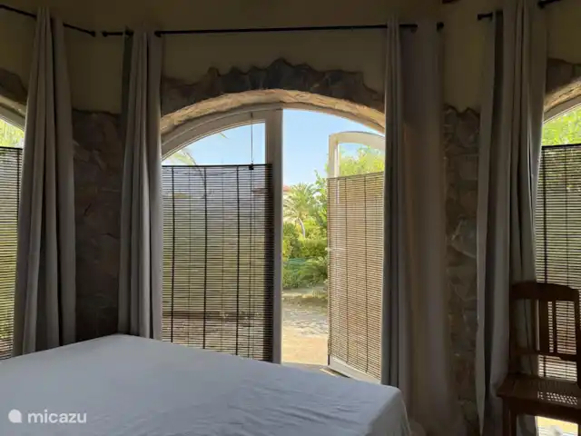 Location de Vacances Espagne, Costa Brava, Sant Pere Pescador, villa - Villa Paradis Avec des portes-fenêtres menant à la piscine commune.