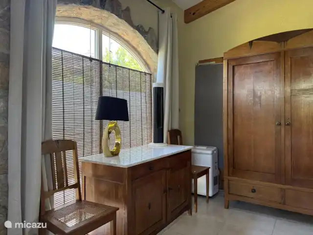 Location de Vacances Espagne, Costa Brava, Sant Pere Pescador, villa - Villa Paradis Équipé de la climatisation portable et d’une puissante climatisation dans le salon qui rafraîchit cette pièce.