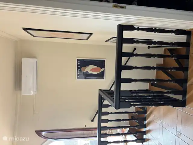 Location de Vacances Espagne, Costa Brava, Sant Pere Pescador, villa - Villa Paradis Escalier menant au premier étage avec accès au grand balcon / terrasse. Équipé d’une grande climatisation puissante qui fournit la chambre 3 et la chambre 4.