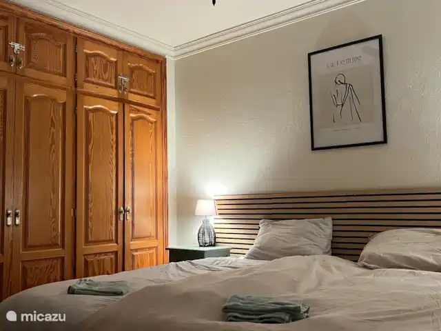 Location de Vacances Espagne, Costa Brava, Sant Pere Pescador, villa - Villa Paradis La chambre 3 est une chambre spacieuse avec ventilateur et grande climatisation dans le couloir. Il dispose de portes-fenêtres et offre une vue sur le parc et les montagnes. (Le cadre de la fenêtre de droite peut être ouvert un peu moins largement)