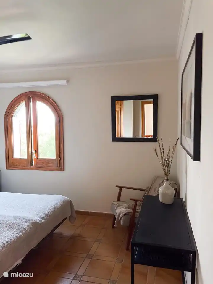 Schlafzimmer 3 ist ein heller Raum mit viel Stauraum. Das Zimmer verfügt über Duo-Jalousien, Rollläden und Moskitonetze. 