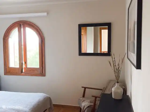 Location de Vacances Espagne, Costa Brava, Sant Pere Pescador, villa - Villa Paradis La chambre 3 est une pièce lumineuse avec beaucoup d’espace de rangement. La chambre dispose de stores duo, de volets et de moustiquaires.