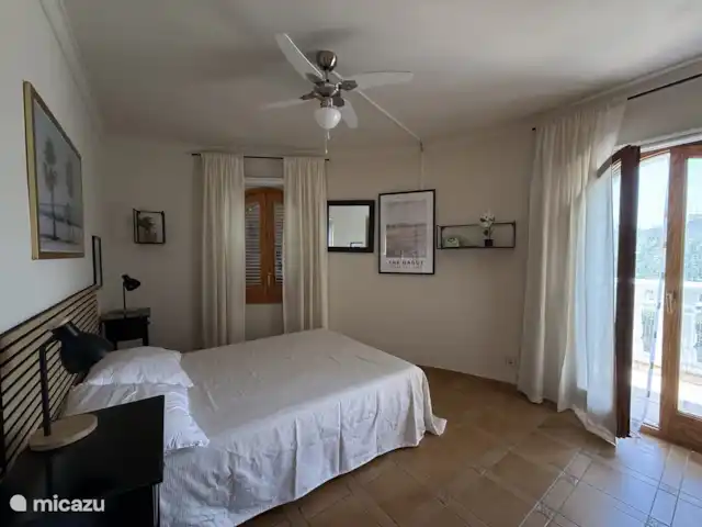 Location de Vacances Espagne, Costa Brava, Sant Pere Pescador, villa - Villa Paradis La chambre 4 est une pièce charmante un peu plus petite avec des courbes, beaucoup de lumière et beaucoup d’espace de rangement. La chambre dispose d’un ventilateur et d’une grande climatisation dans le couloir.