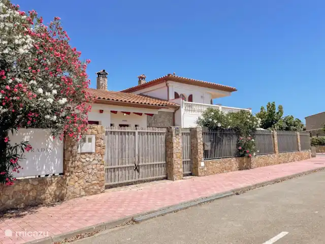 Location de Vacances Espagne, Costa Brava, Sant Pere Pescador, villa - Villa Paradis Vue de la rue