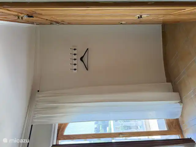 Location de Vacances Espagne, Costa Brava, Sant Pere Pescador, villa - Villa Paradis Chambre 4 avec portes-fenêtres donnant sur la terrasse avec rideaux et volets et moustiquaire.