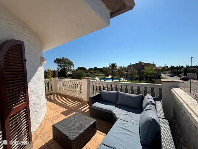 Location de Vacances Espagne, Costa Brava, Sant Pere Pescador, villa - Villa Paradis Un grand balcon / terrasse avec vue sur Vilacolum et les Pyrénées.