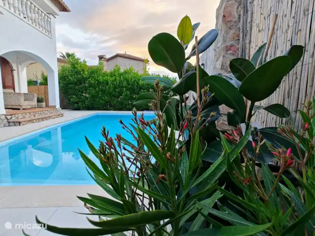 Location de Vacances Espagne, Costa Brava, Sant Pere Pescador, villa - Villa Paradis Terrasse au bord de la piscine avec plein soleil toute la journée.