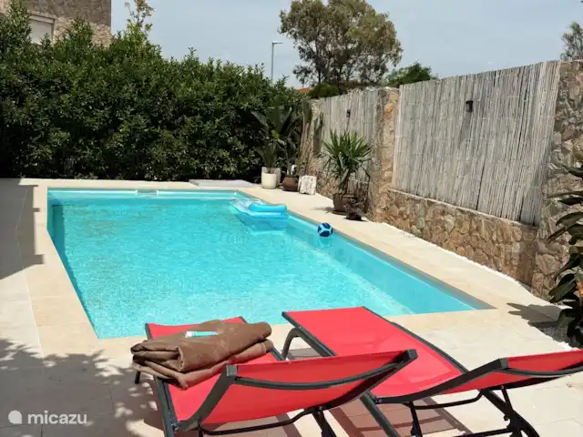 Location de Vacances Espagne, Costa Brava, Sant Pere Pescador, villa - Villa Paradis La piscine est en pente et au point le plus profond 1,60 m.