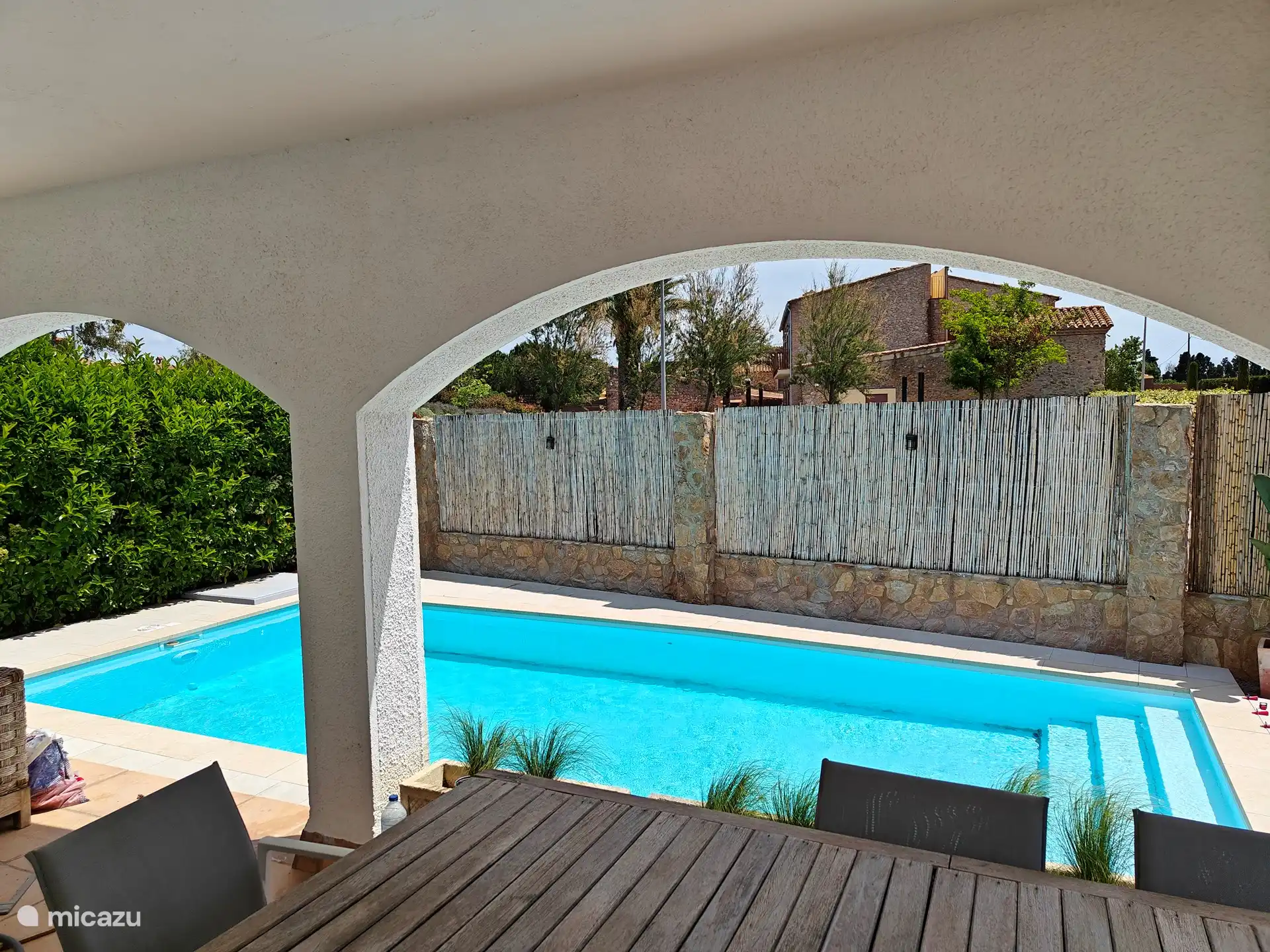 Veranda, auf der Sie in den heißen Sommern wegen der Brise mit Blick auf den privaten Pool liegen können. 