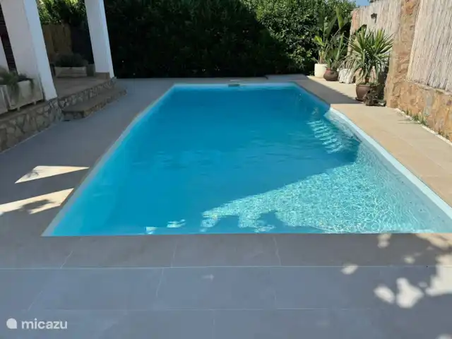 Location de Vacances Espagne, Costa Brava, Sant Pere Pescador, villa - Villa Paradis Vue depuis la terrasse du jardin en fin de journée.