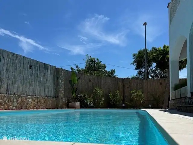 Location de Vacances Espagne, Costa Brava, Sant Pere Pescador, villa - Villa Paradis Piscine avec système d’eau salée avec beaucoup d’intimité et une vue sur tout le jardin et la véranda.