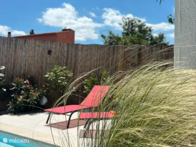 Location de Vacances Espagne, Costa Brava, Sant Pere Pescador, villa - Villa Paradis Des chaises longues peuvent être placées sur la véranda pour les personnes qui aiment la brise et un peu d’ombre.