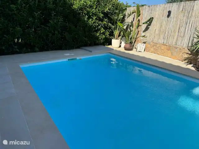 Location de Vacances Espagne, Costa Brava, Sant Pere Pescador, villa - Villa Paradis Vue sur la piscine depuis la véranda en fin de journée.