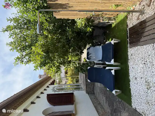 Location de Vacances Espagne, Costa Brava, Sant Pere Pescador, villa - Villa Paradis Vue sur la cour arrière menant à la piscine commune (10 mètres)