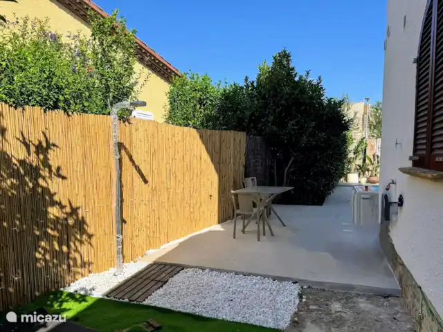 Location de Vacances Espagne, Costa Brava, Sant Pere Pescador, villa - Villa Paradis La piscine est (récemment) équipée d’une douche solaire. La terrasse est ensoleillée tôt et tard. Pendant la journée, c’est un bel endroit ombragé.