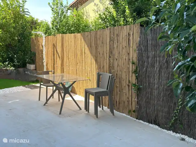 Location de Vacances Espagne, Costa Brava, Sant Pere Pescador, villa - Villa Paradis La piscine est (récemment) équipée d’une douche solaire. La terrasse est ensoleillée tôt et tard. Pendant la journée, c’est un bel endroit ombragé.