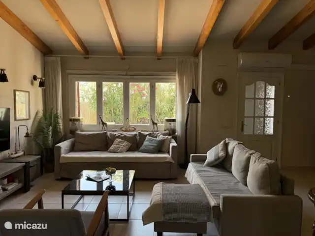 Location de Vacances Espagne, Costa Brava, Sant Pere Pescador, villa - Villa Paradis Salon spacieux et attrayant avec beaucoup de lumière avec une puissante climatisation chaude et froide.