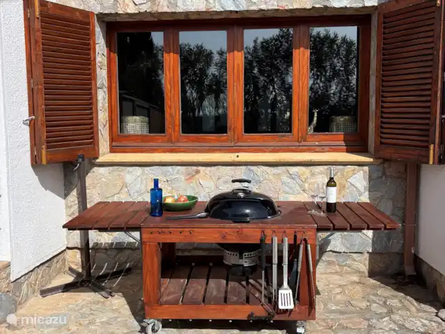Location de Vacances Espagne, Costa Brava, Sant Pere Pescador, villa - Villa Paradis Cuisine d’extérieur mobile et pliable avec grand Weber.