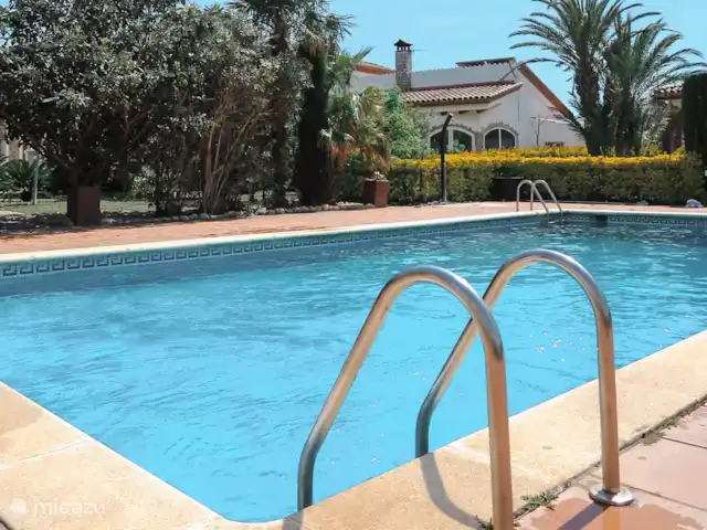 Location de Vacances Espagne, Costa Brava, Sant Pere Pescador, villa - Villa Paradis Piscine commune de 12 x 6 mètres, avec l’arrière de Vila Paradís en arrière-plan.