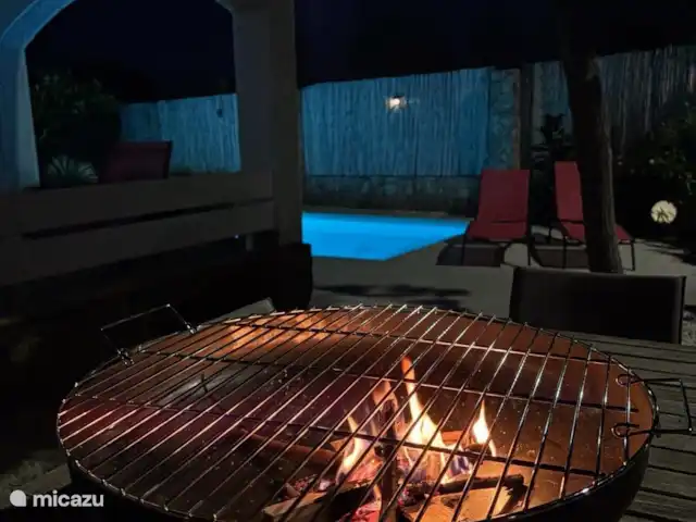 Location de Vacances Espagne, Costa Brava, Sant Pere Pescador, villa - Villa Paradis Un barbecue plus compact qui peut également être utilisé comme foyer. Idéal également pour éloigner les moustiques.