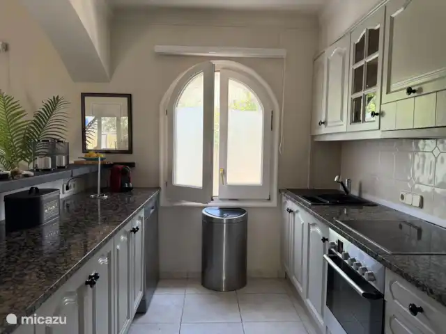 Location de Vacances Espagne, Costa Brava, Sant Pere Pescador, villa - Villa Paradis Cuisine spacieuse avec grand réfrigérateur et lave-vaisselle. Actuellement, le four est défectueux, mais il a été remplacé par un airfryer et un micro-ondes combiné.
