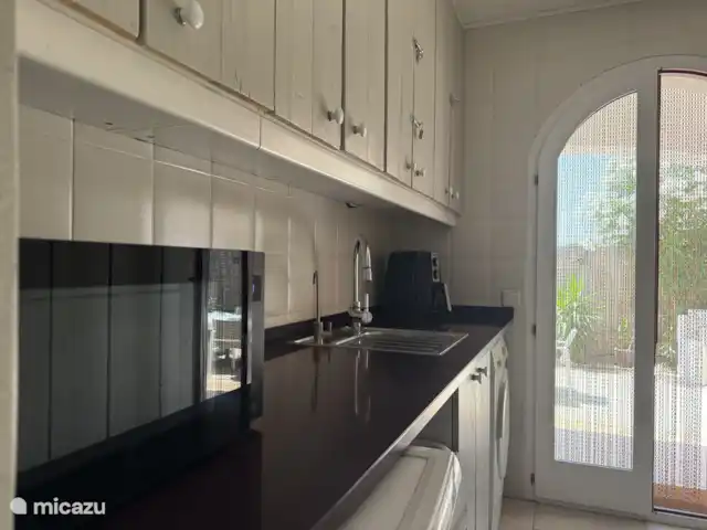 Location de Vacances Espagne, Costa Brava, Sant Pere Pescador, villa - Villa Paradis Buanderie avec machine à laver, sèche-linge, micro-ondes combiné, friteuse à air et espace de rangement supplémentaire.