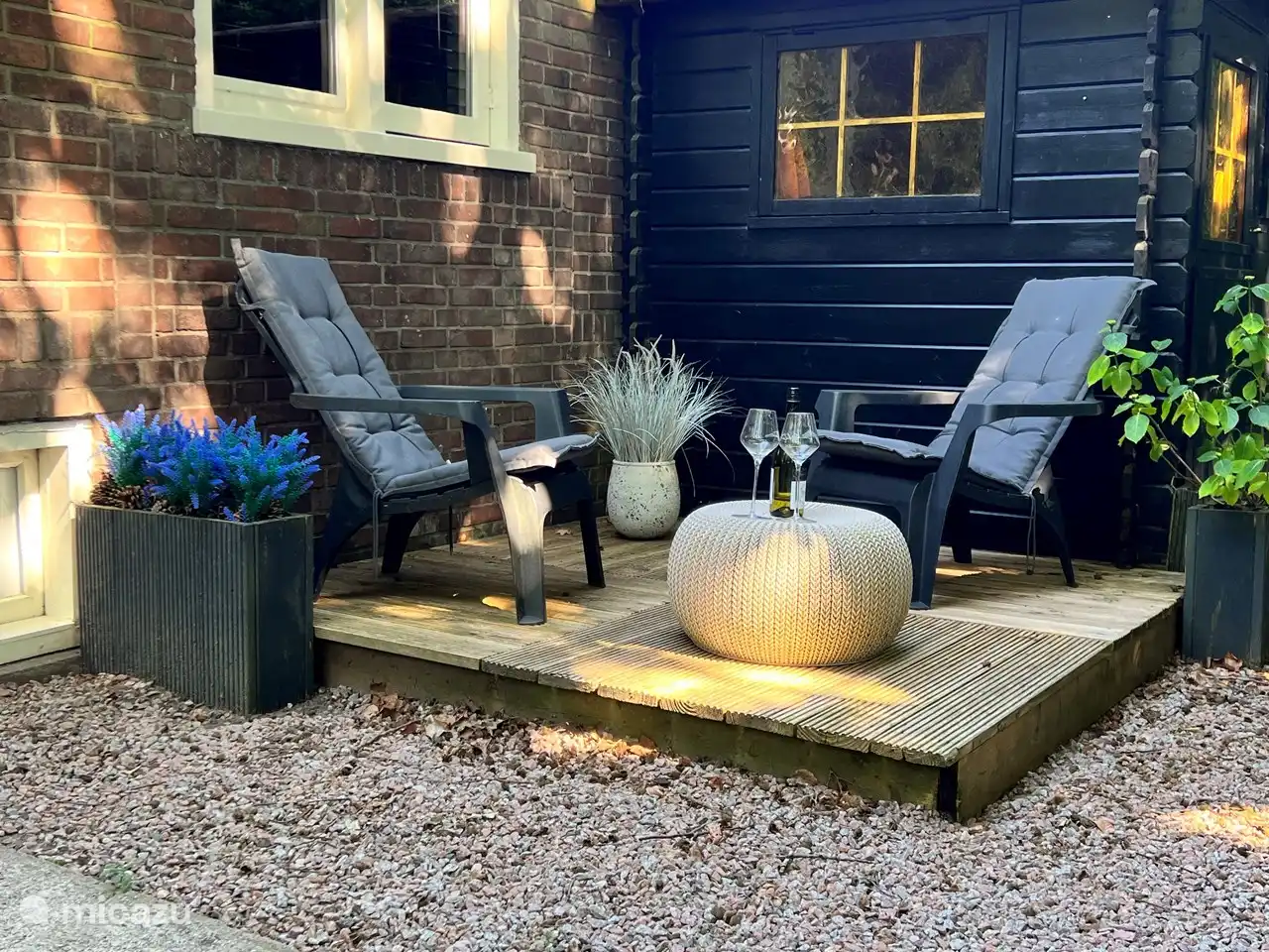 gemütliche Sitzecke am Haus.