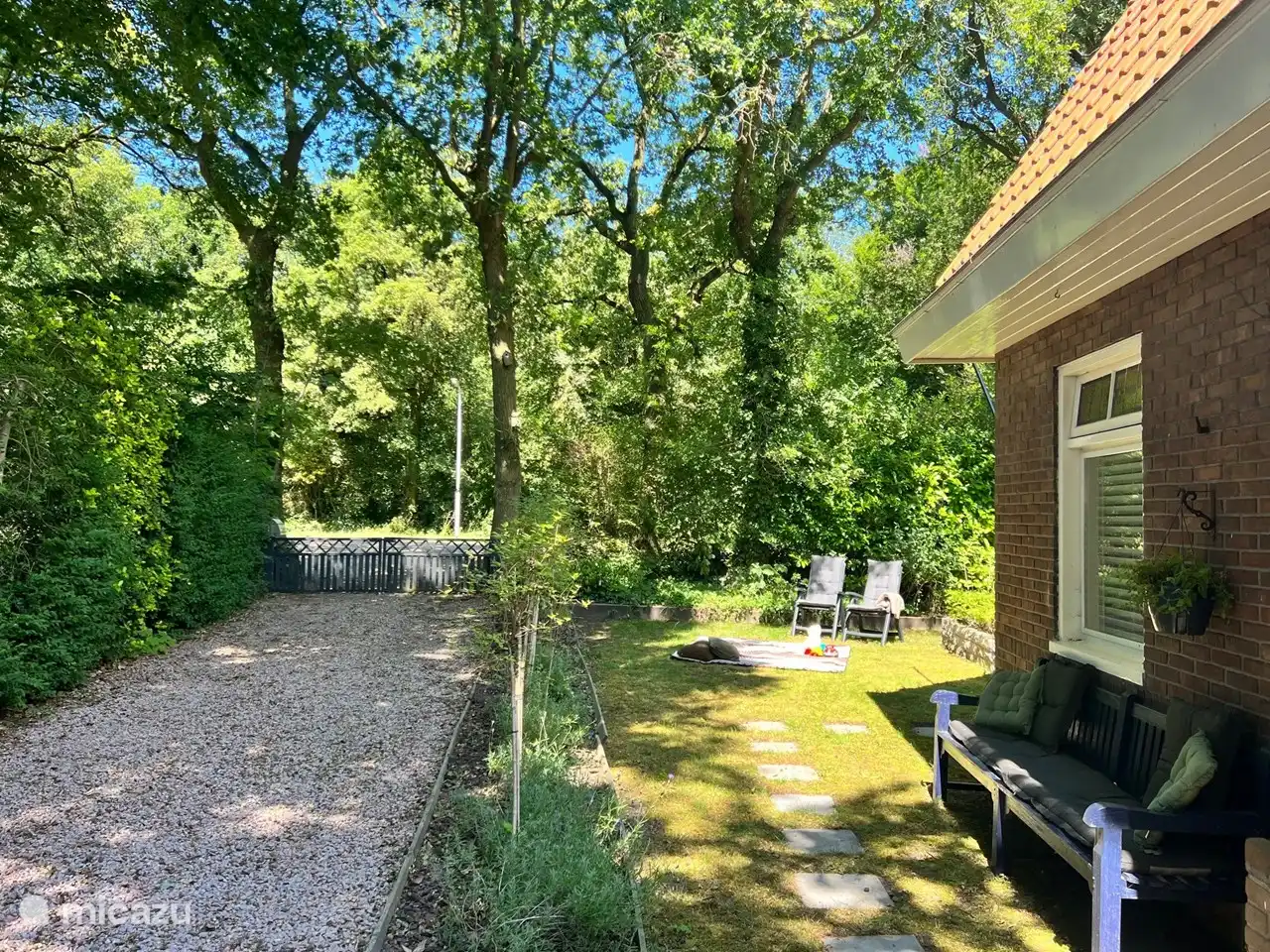 die Einfahrt mit Tor, das geschlossen werden kann