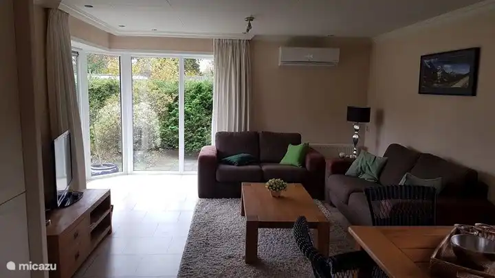 Gezellige woonkamer met kabel-TV en eigen WiFi modem. Voorzien van airco