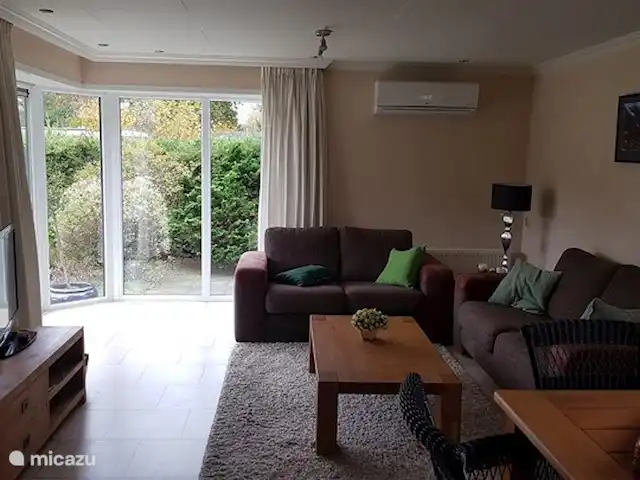 Location de Vacances Pays-Bas, Gueldre, Wells, chalet - Huisje de Larch - avec sauna extérieur Salon confortable avec télévision par câble et propre modem WiFi. Équipé de la climatisation