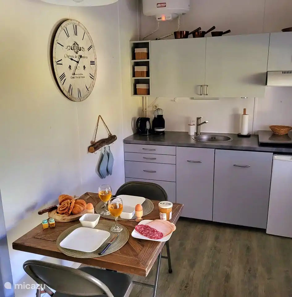 Cocina con refrigerador y congelador espacioso separado