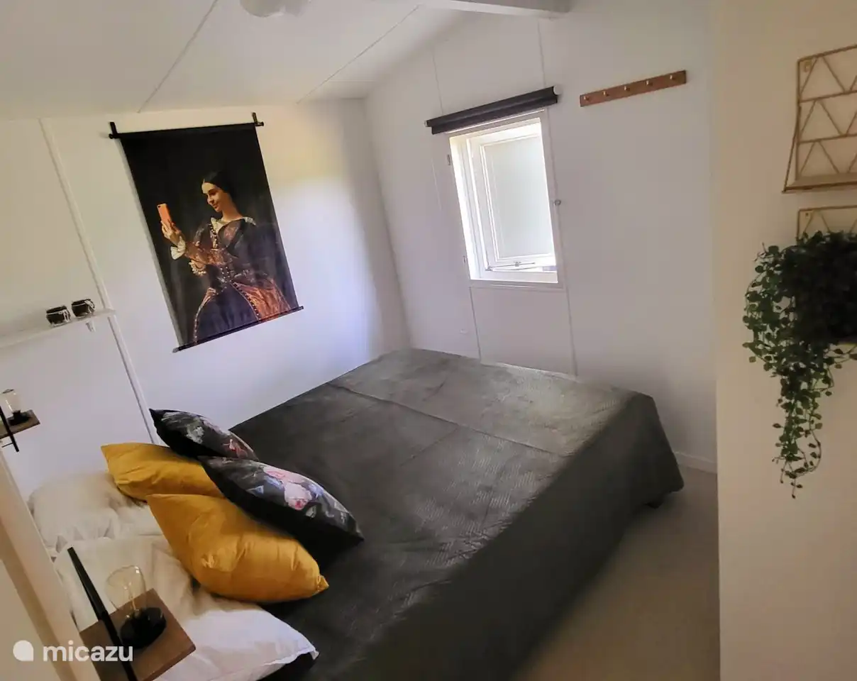 Dormitorio con amplio armario y mosquitero