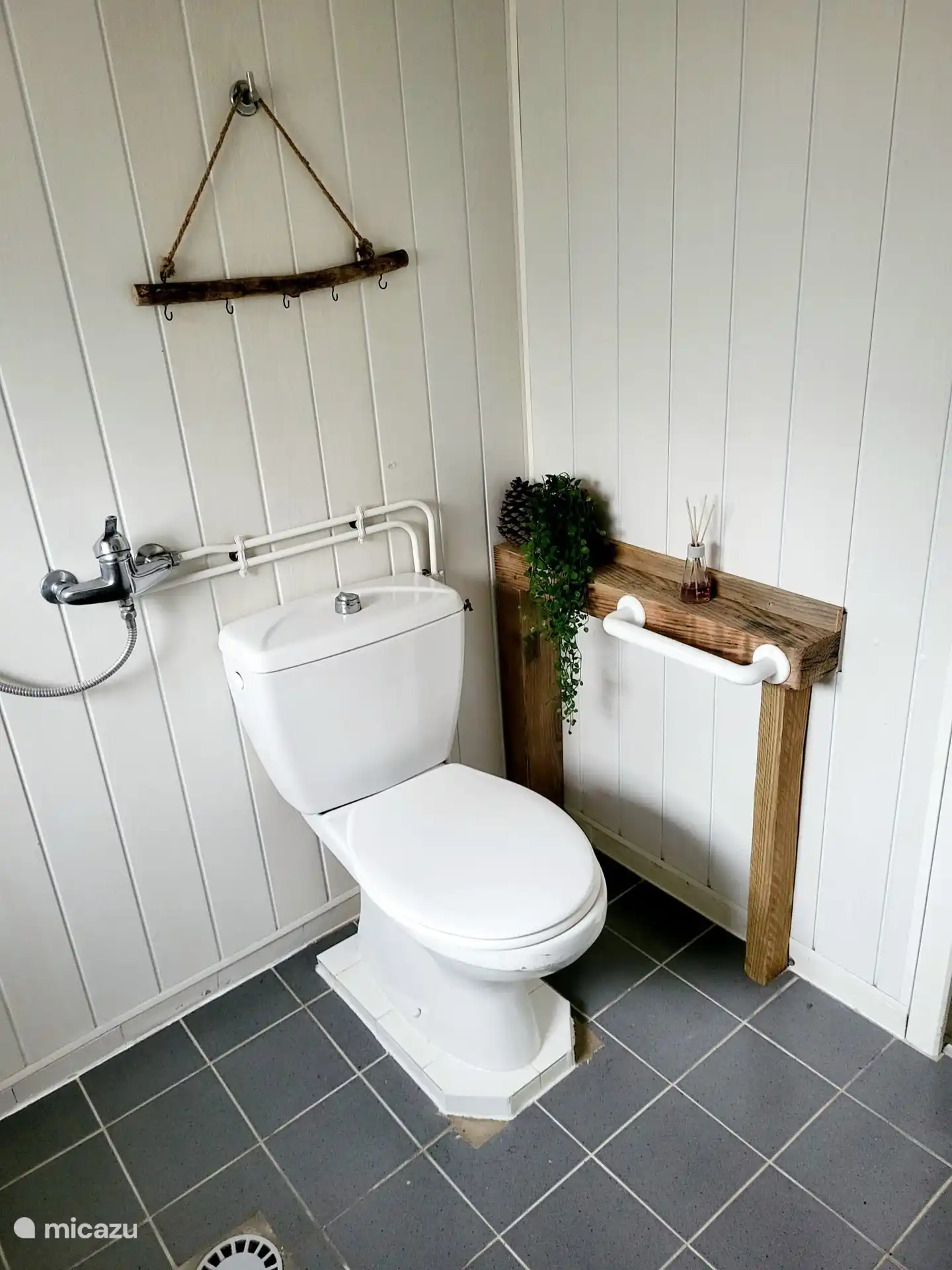 WC con resistente barra de apoyo