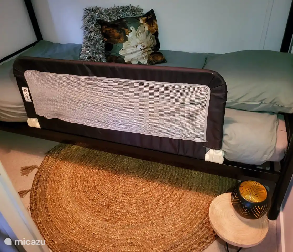 Hay disponible barandilla de seguridad para litera.