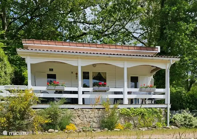 Terraza cubierta en todo el ancho del chalet