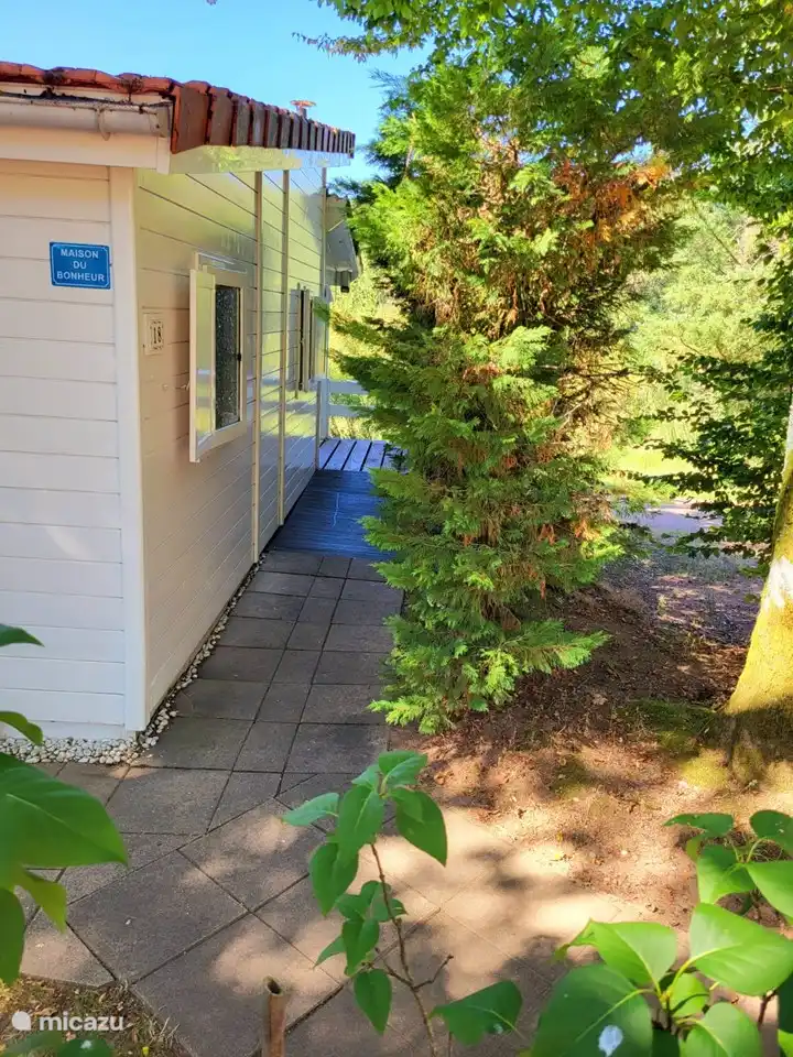 Acceso amplio, nivelado y sin barreras al chalet.