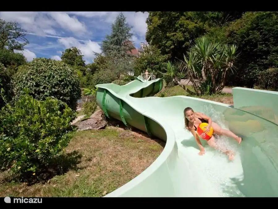 El tobog&#225;n en la piscina al aire libre