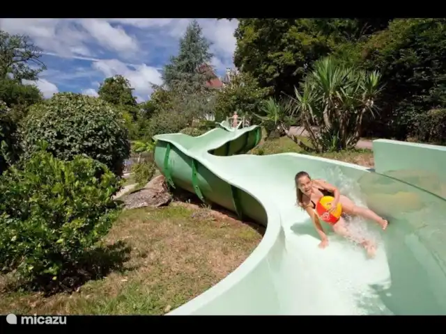 Chalet Château Le Verdoyer Belle Vue | France, Dordogne, Champs-Romain - chalet Le toboggan de la piscine extérieure